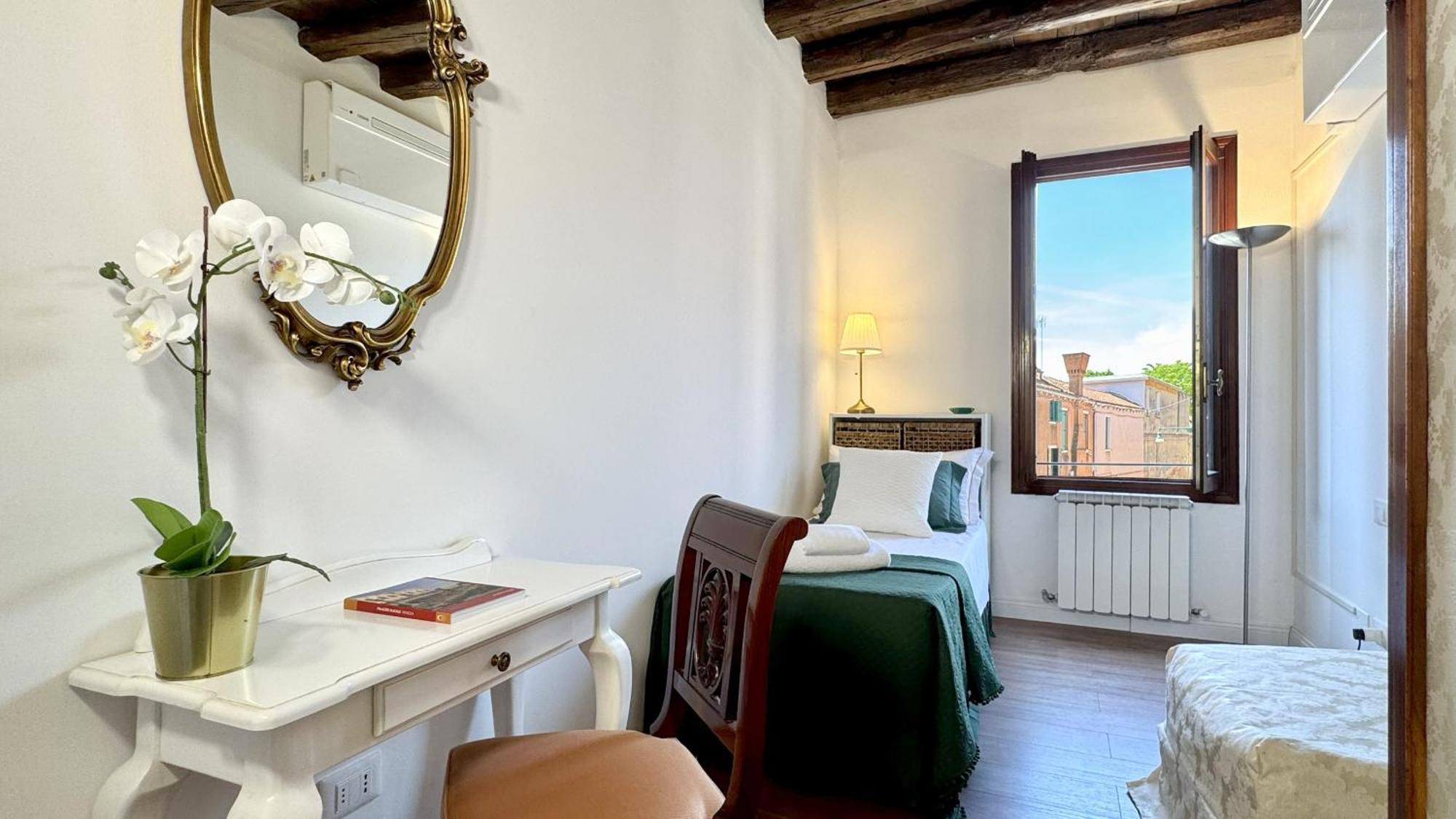Ca' Angelica Canal View Apartment