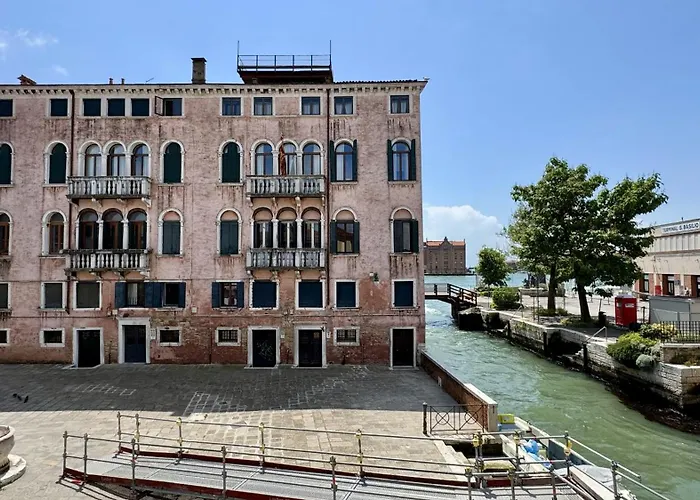Ca\' Angelica Canal View