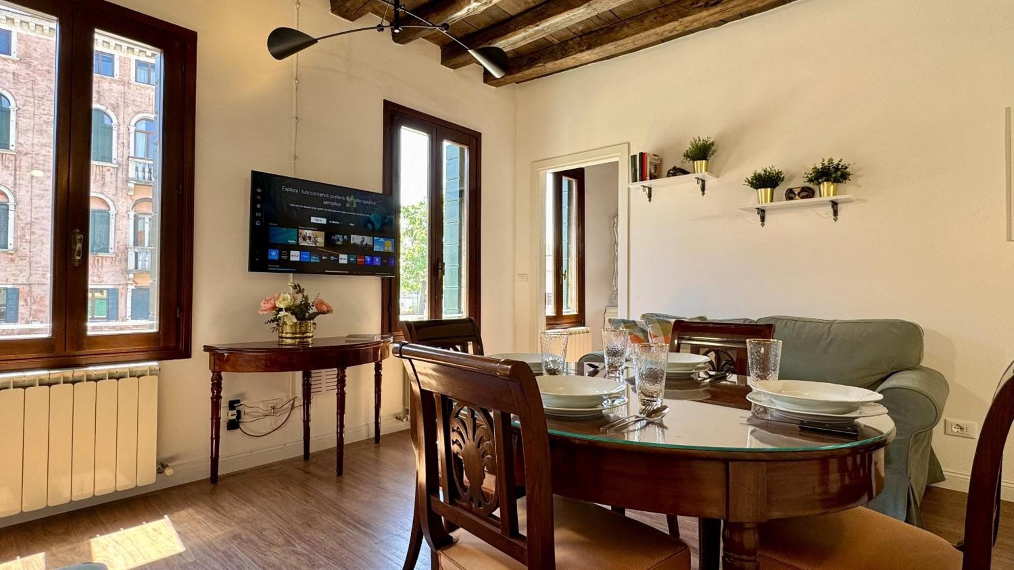 Ca' Angelica Canal View Apartment Venice